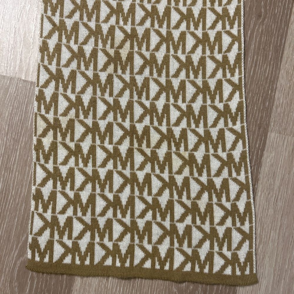 MICHAEL KORS Tan & White Signature Logo Scarf - Picture 5 of 6